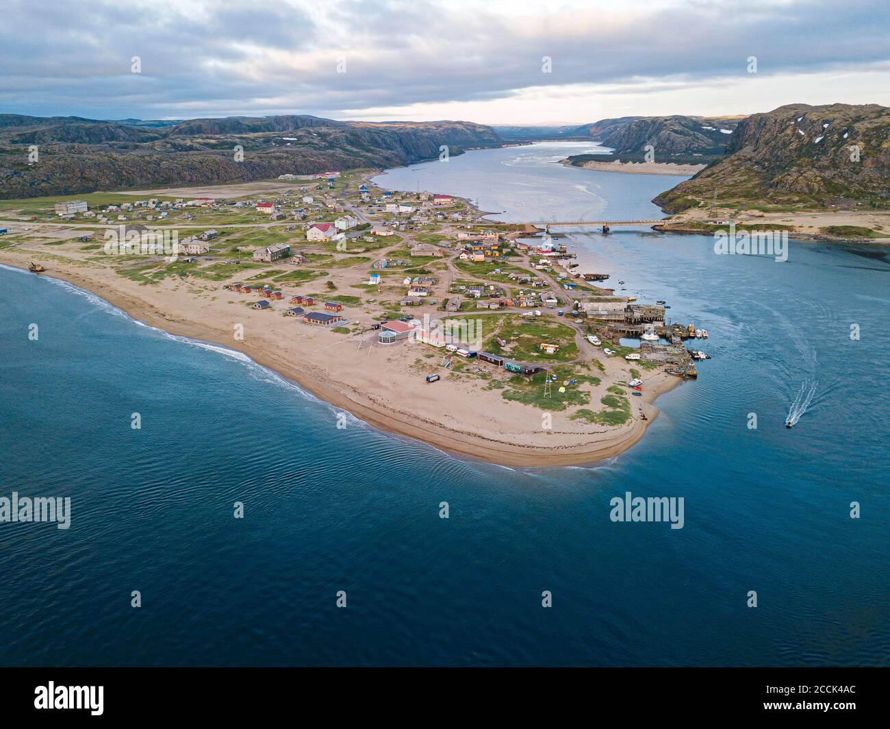 Russland, Murmansk Oblast, Teriberka, Luftansicht des Dorfes am Ufer der Barentssee Stockfoto