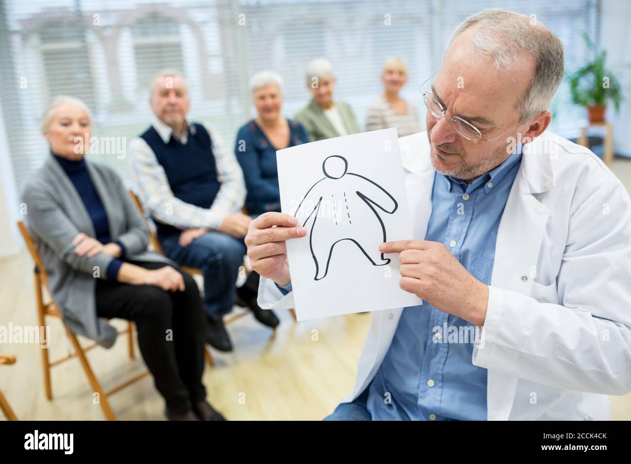 Gruppe von Senioren, die Gesundheitsberatung im Altersheim besuchen Stockfoto