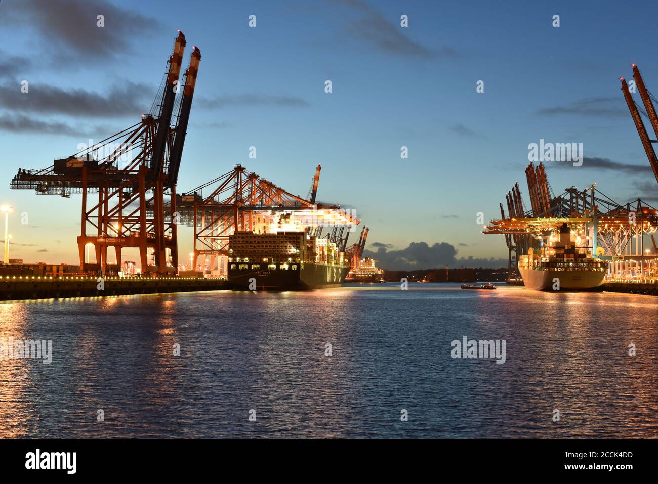 Transport und Logistik auf dem Wasser - Verladung von Schiffen in Ein Hafen mit Waren für den Export Stockfoto