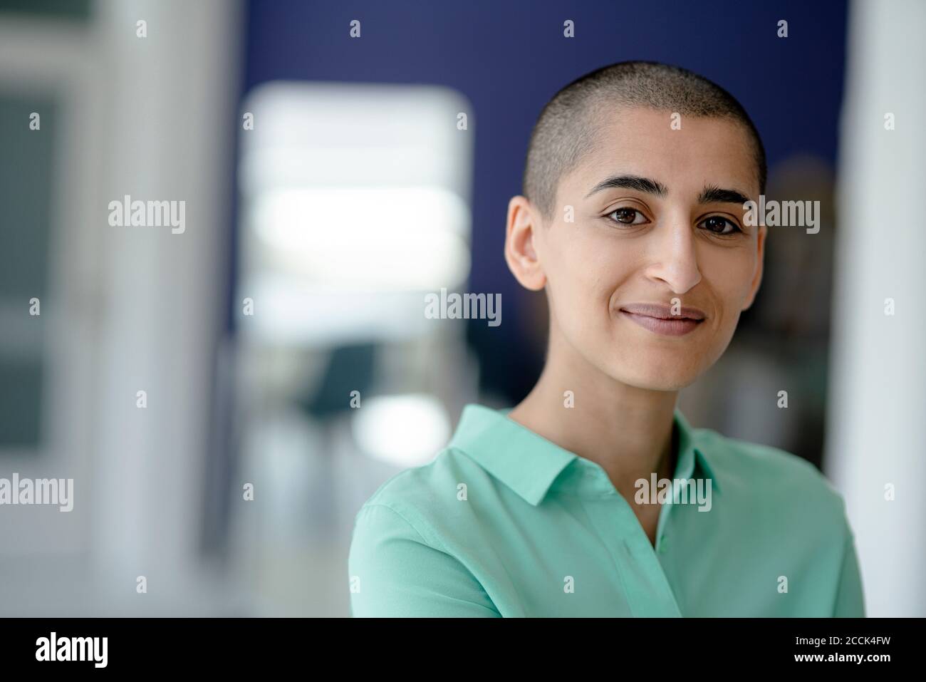 Porträt einer selbstbewussten Frau mit kurzen Haaren Stockfoto