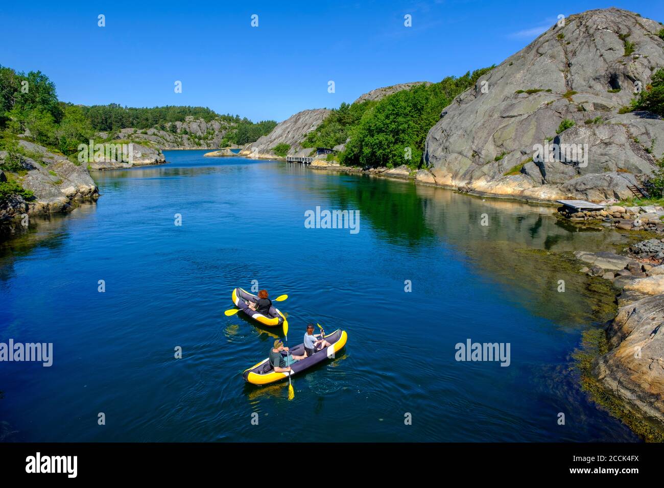 Im Sommer Kajakfahren über felsigen Einlass Stockfoto