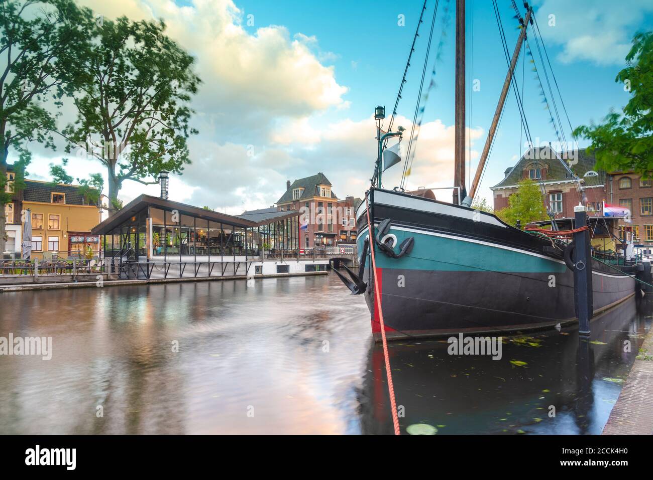 Niederlande, Südholland, Leiden, Segelboot im alten Hafen bei Galgewater Stockfoto