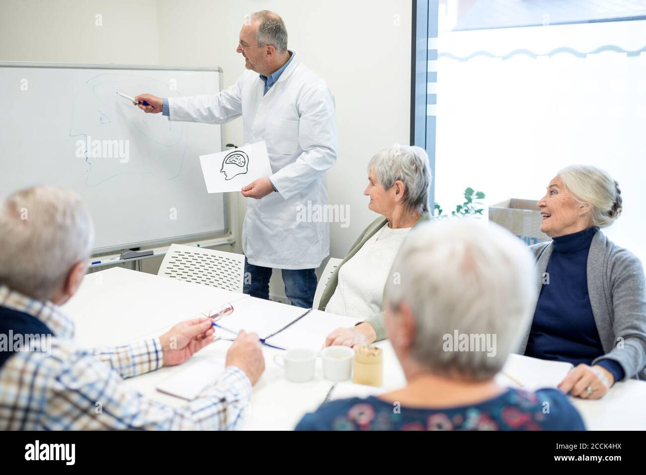 Senioren, die an einem Gesundheitskurs teilnehmen Stockfoto