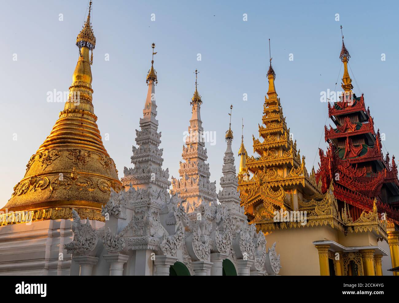 Myanmar, Yangon, Goldene Türme der Shwedagon Pagode bei Sonnenuntergang Stockfoto
