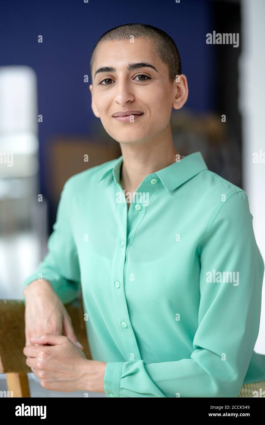 Porträt einer selbstbewussten Frau mit kurzen Haaren Stockfoto