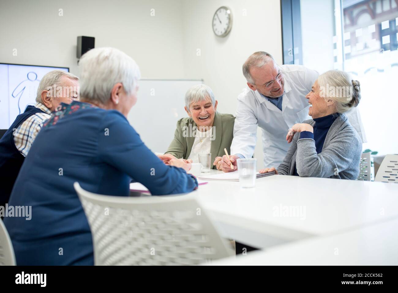 Senioren, die an einem Gesundheitskurs teilnehmen Stockfoto