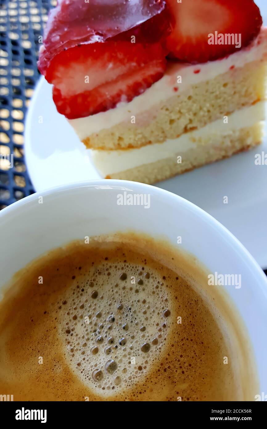 Kaffeepause mit einer Tasse Kaffee und Erdbeerkuchen Stockfoto