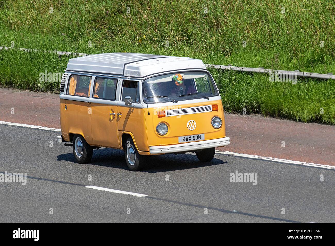 1975 70er Jahre weiße Creme VW Volkswagen Kombi und Wohnmobile, Wohnmobile auf Großbritanniens Straßen, Wohnmobil, Familienurlaub, Caravanette Urlaub, Touring Caravan Urlaub, Umbauten von Kleinbussen, VANAGON Autohome, Leben auf der Straße, Bay Window Dormobile UK Stockfoto