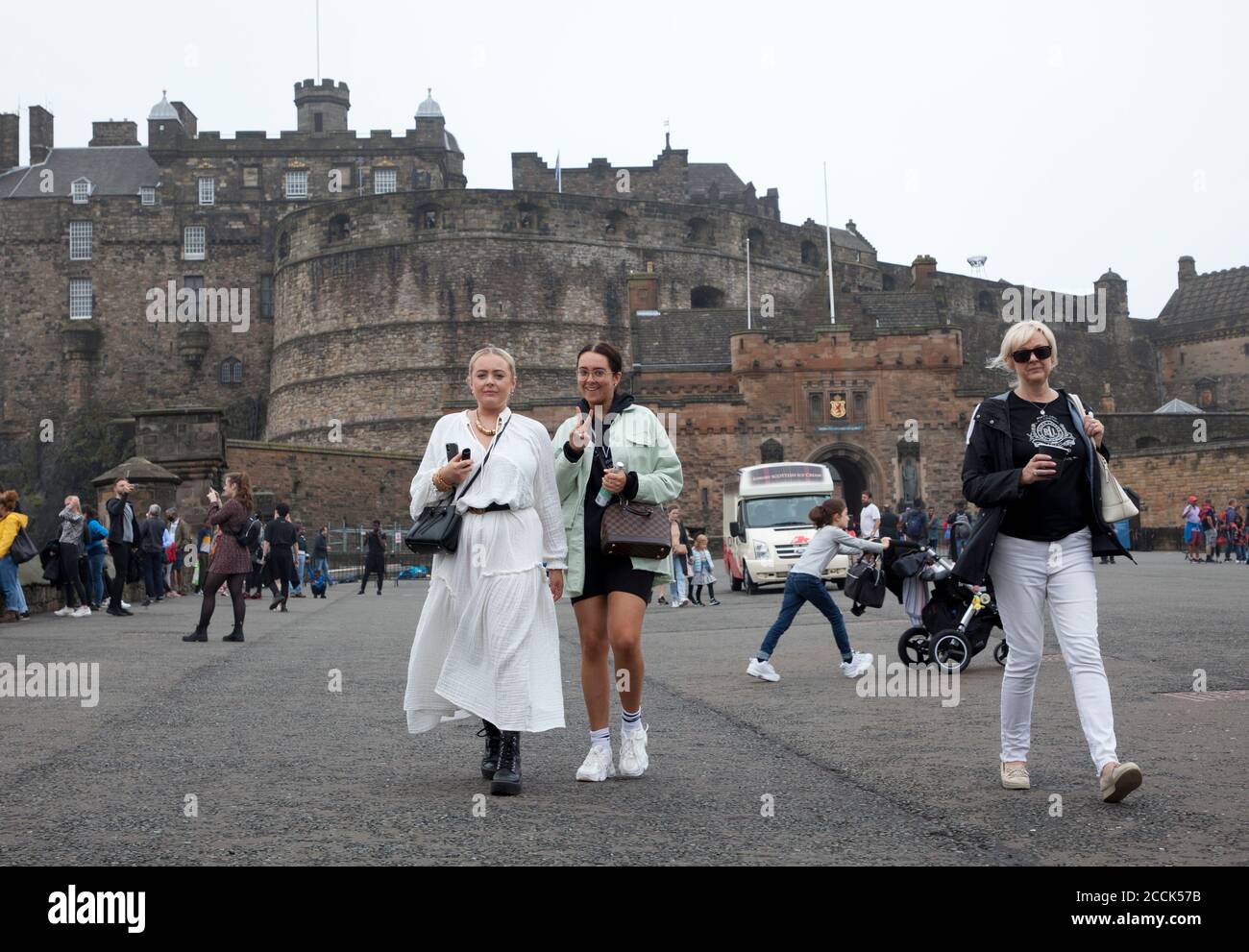 Touristen in Edinburgh Castle, Schottland, Großbritannien Stockfoto