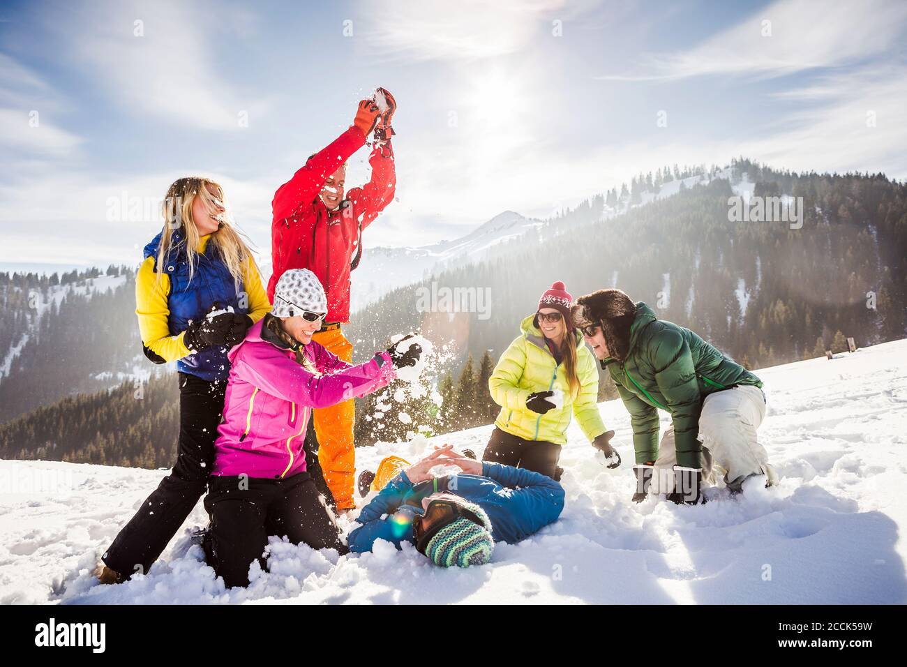 Gruppe unbeschwerter Freunde, die Spaß im Schnee haben, Achenkirch, Österreich Stockfoto