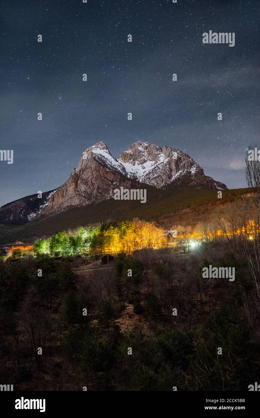 Sterne über dem schneebedeckten Pedraforca in den spanischen pyrenäen Stockfoto