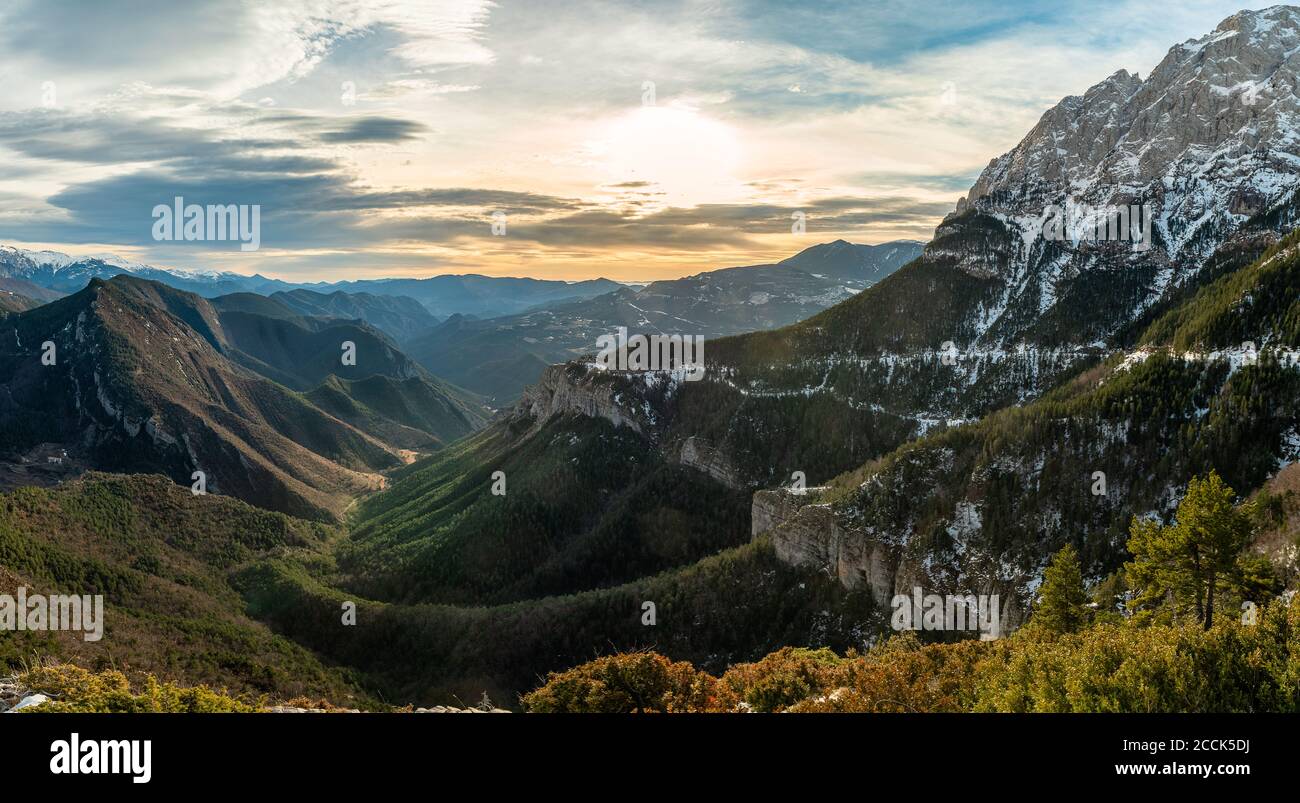 Felsenlandschaften in den spanischen pyrenäen vom Berg Pedraforca Stockfoto