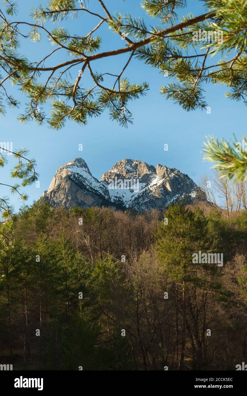 Der ikonische katalanische Pedraforca Berg, bedeckt mit Schnee, und taucht aus dem Wald Tal. Stockfoto