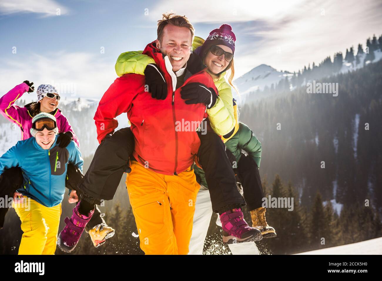 Gruppe unbeschwerter Freunde, die Spaß im Schnee haben, Achenkirch, Österreich Stockfoto