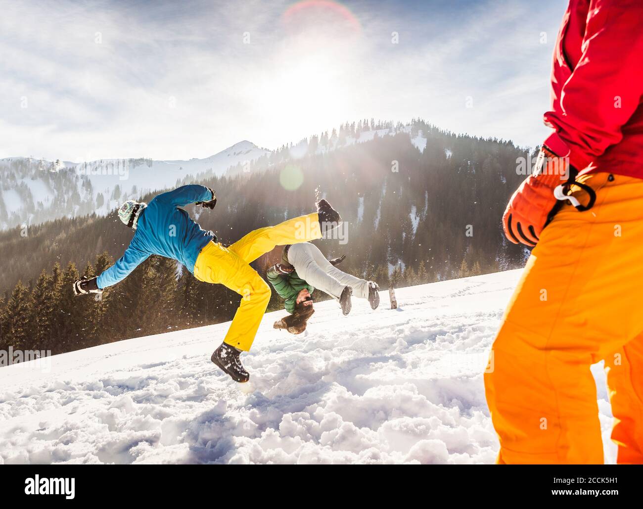 Gruppe unbeschwerter Freunde, die im Schnee spielen und Spaß haben, Achenkirch, Österreich Stockfoto