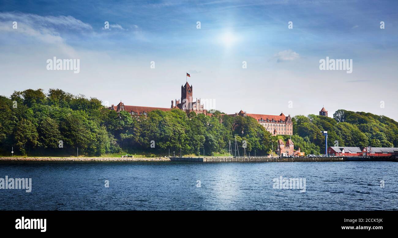 Deutschland, Schleswig-Holstein, Flensburg, Ufer der Flensburger Förde mit Murwik Naval School im Hintergrund Stockfoto