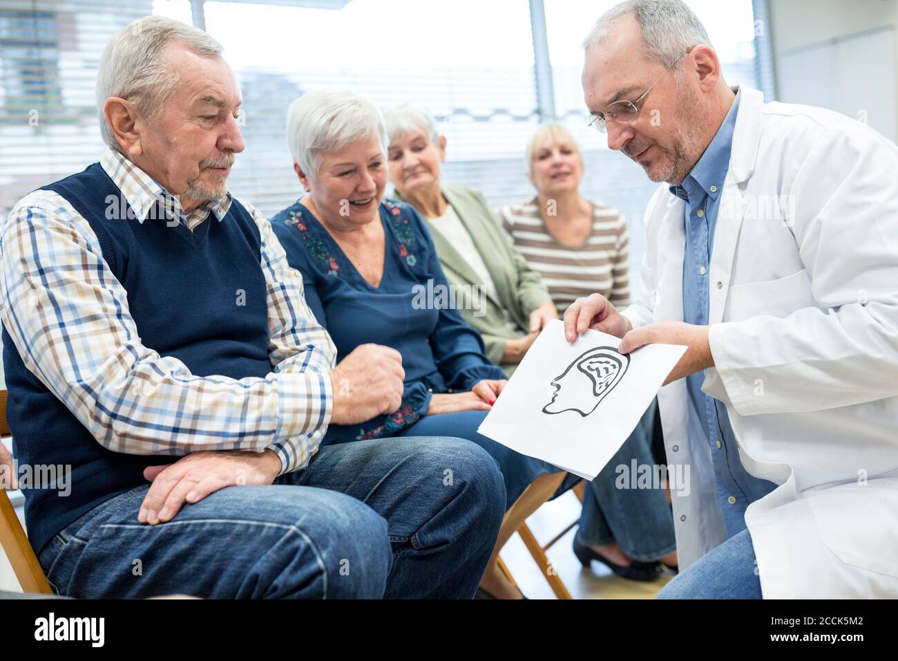 Gruppe von Senioren, die Gesundheitsberatung im Altersheim besuchen Stockfoto