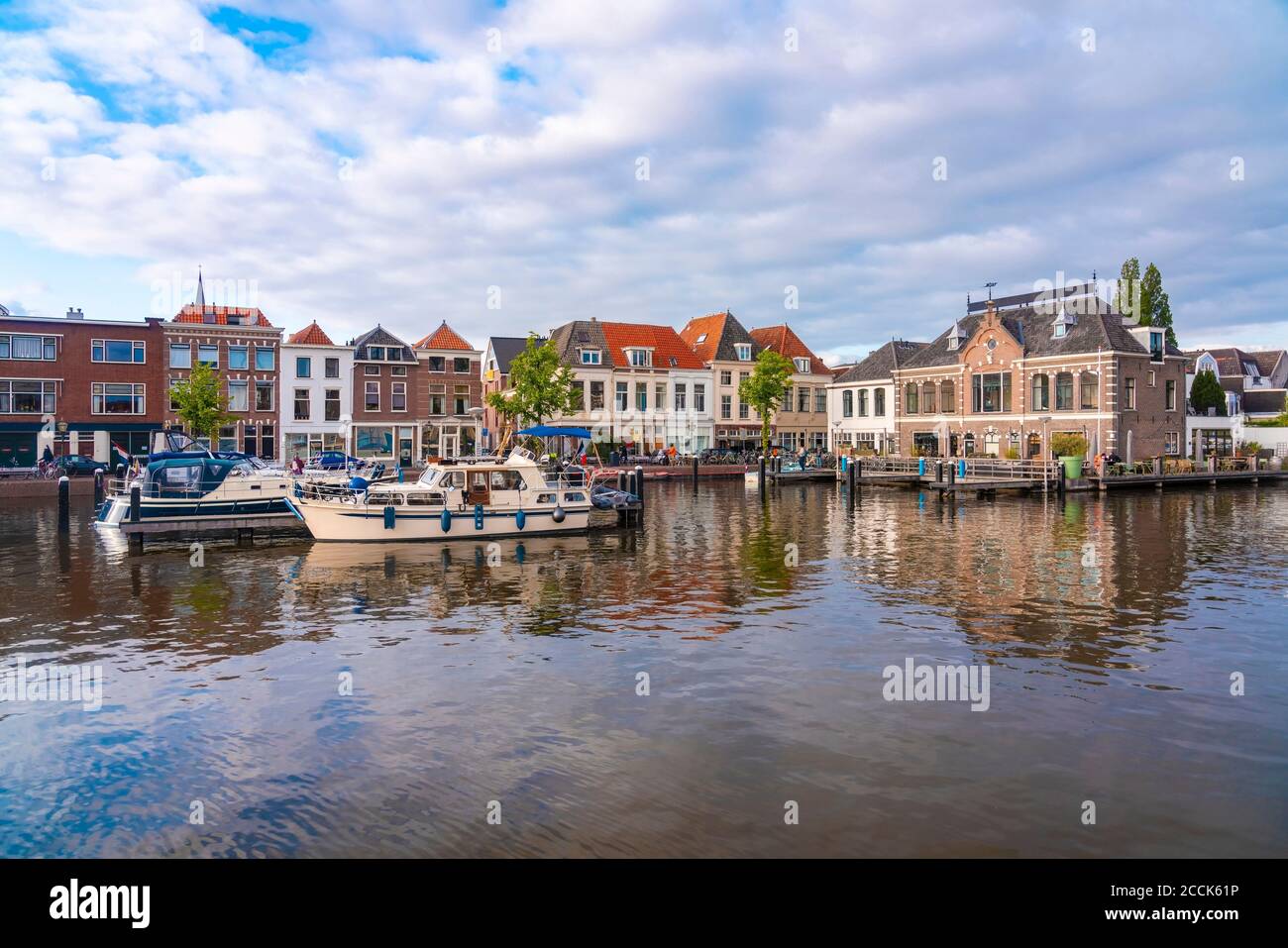 Niederlande, Südholland, Leiden, kleiner Hafen in De Kooi Nachbarschaft Stockfoto
