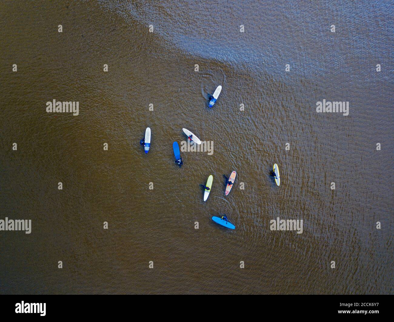 Luftaufnahme von Menschen Surfen in braunen Gewässern von Barents Meer Stockfoto