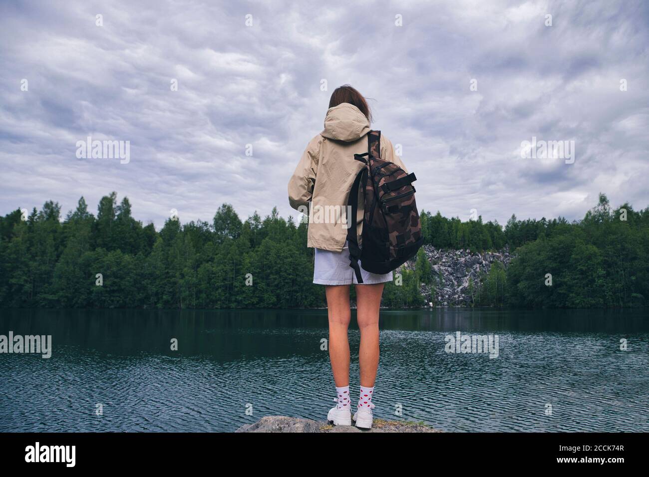 Junge Frau im Ruskeala Bergpark, Sortavala, Republik Karelien, Russland Stockfoto