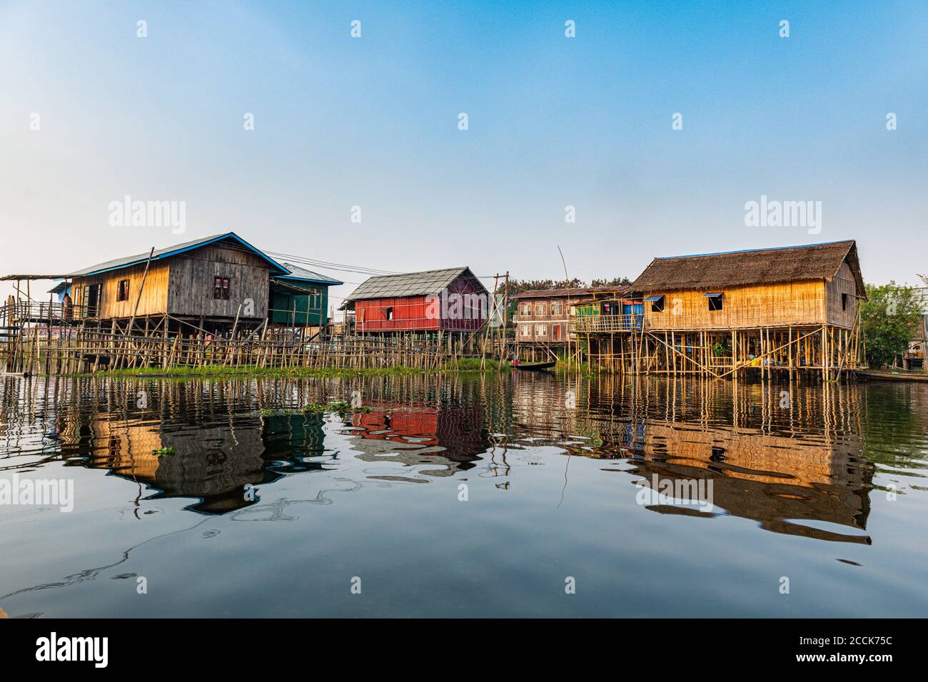 Myanmar, Shan Staat, Nampan, Tilt Häuser auf Inle See Stockfoto Myanmar, Shan Staat, Nampan, Tilt Häuser auf Inle See Stockfoto
