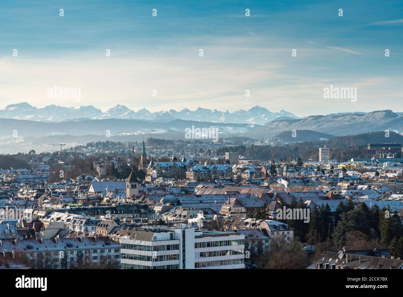 Schweiz, Zürich, Stadt mit schneebedeckten Bergen im Hintergrund, Luftaufnahme Stockfoto