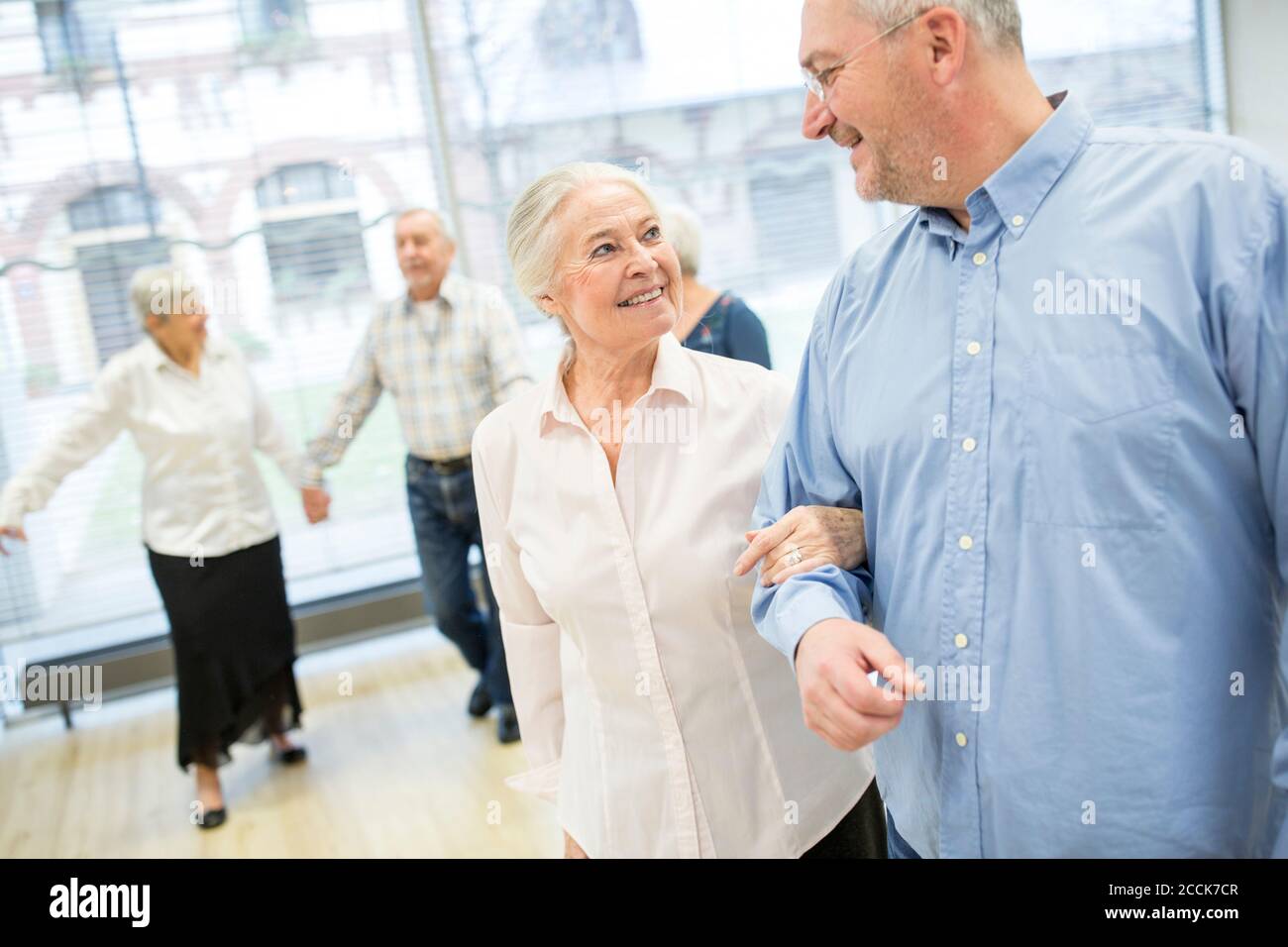 Gruppe von aktiven Senior Teilnahme Tanzkurs in Altersheim Stockfoto