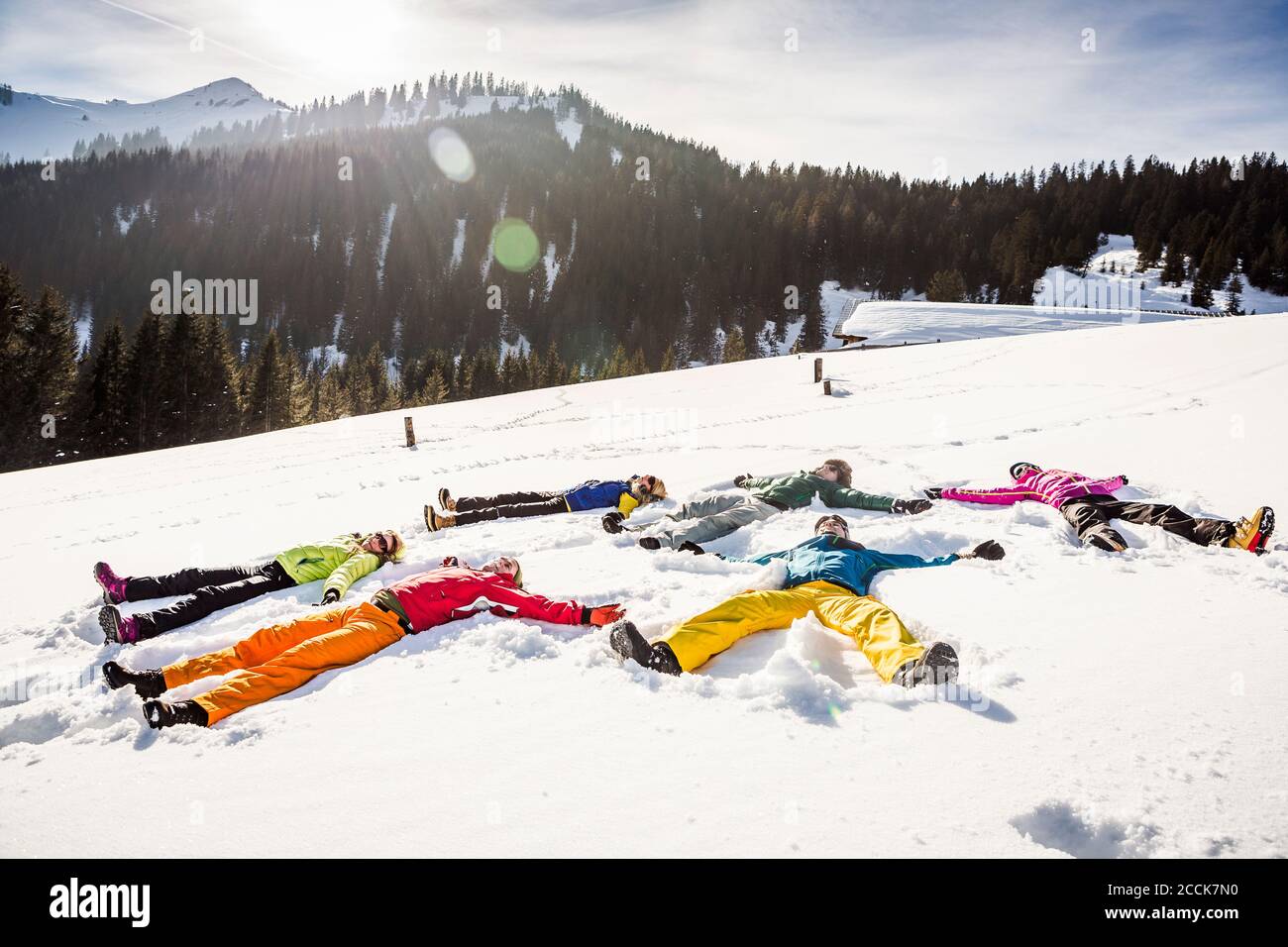 Gruppe von Freunden im Schnee, Achenkirch, Österreich Stockfoto
