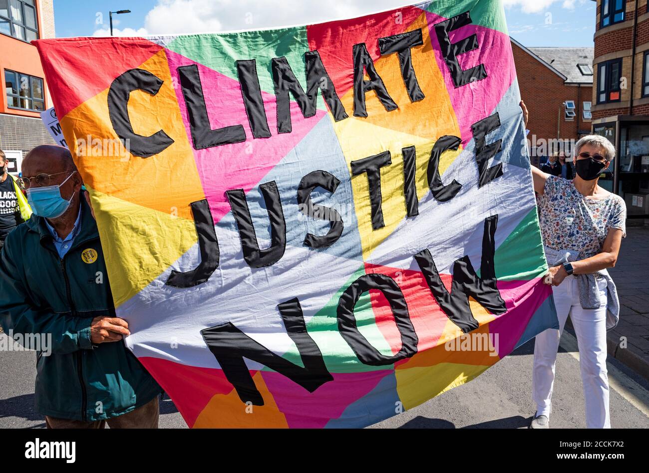 Oxford, Großbritannien. August 2020. Eine lebhafte breite Koalition von 13 lokalen Gruppen, die den Oxford Unity March unterstützten, traf sich auf dem Manzil Way Green, bevor sie zum Stadtzentrum marschierten. Demonstranten, die Plakate und Banner trugen, skandierten Slogans in Bezug auf den Klimawandel, schwarze Leben, Entkolonialisierung, Dekarbonisierung, keine Gerechtigkeit, kein Frieden, keine Zwangsräumungen und mehr. Die Marschierenden hielten für Reden am Oriel College und dem Rathaus, während sie auf dem Weg zu einer Kundgebung am Bonner Platz waren. Der gut unterstützte marsch war problemlos. Quelle: Stephen Bell/Alamy Stockfoto
