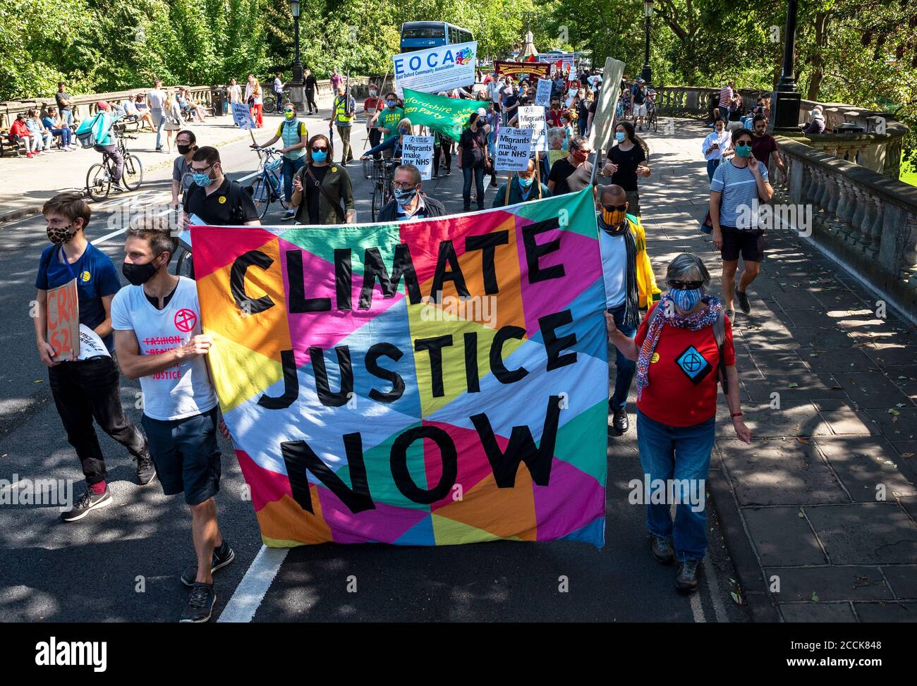 Oxford, Großbritannien. August 2020. Eine lebhafte breite Koalition von 13 lokalen Gruppen, die den Oxford Unity March unterstützten, traf sich auf dem Manzil Way Green, bevor sie zum Stadtzentrum marschierten. Demonstranten, die Plakate und Banner trugen, skandierten Slogans in Bezug auf den Klimawandel, schwarze Leben, Entkolonialisierung, Dekarbonisierung, keine Gerechtigkeit, kein Frieden, keine Zwangsräumungen und mehr. Die Marschierenden hielten für Reden am Oriel College und dem Rathaus, während sie auf dem Weg zu einer Kundgebung am Bonner Platz waren. Der gut unterstützte marsch war problemlos. Quelle: Stephen Bell/Alamy Stockfoto