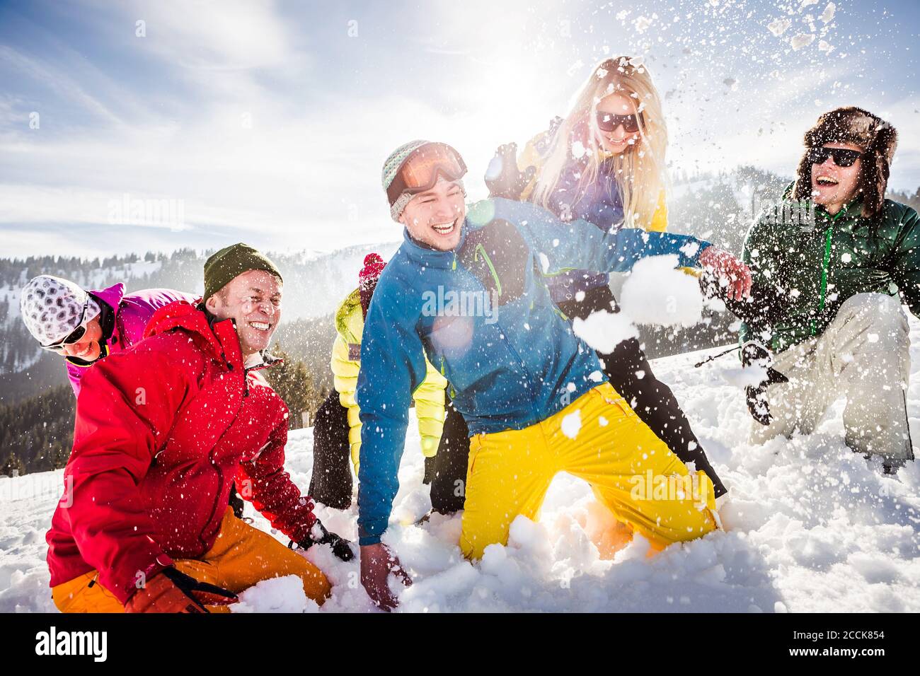 Gruppe unbeschwerter Freunde, die Spaß im Schnee haben, Achenkirch, Österreich Stockfoto