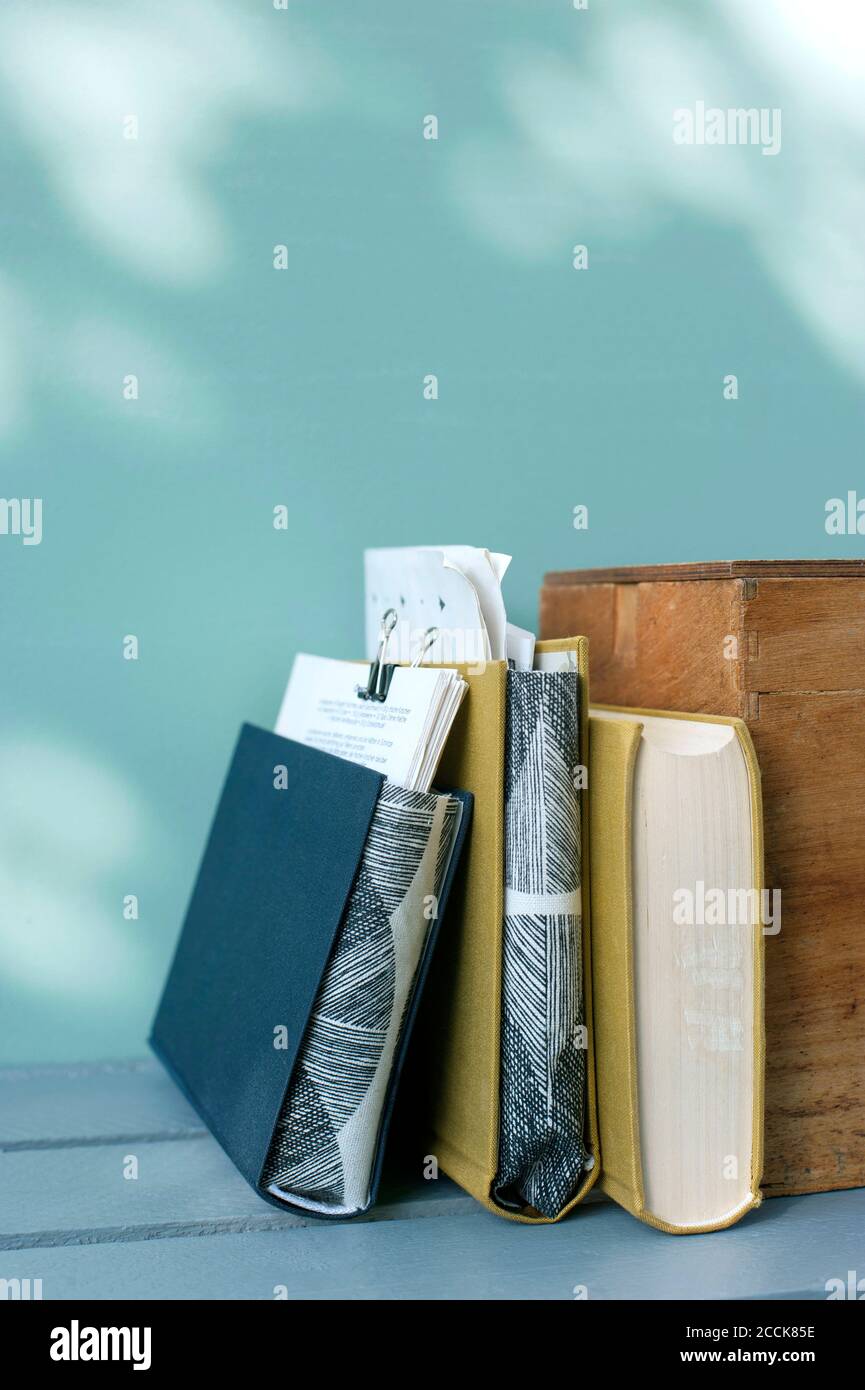 DIY Dokumentenhalter aus Buchumschläge Stockfoto