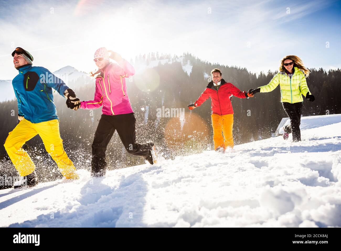 Gruppe unbeschwerter Freunde beim Laufen und Spaß im Schnee, Achenkirch, Österreich Stockfoto