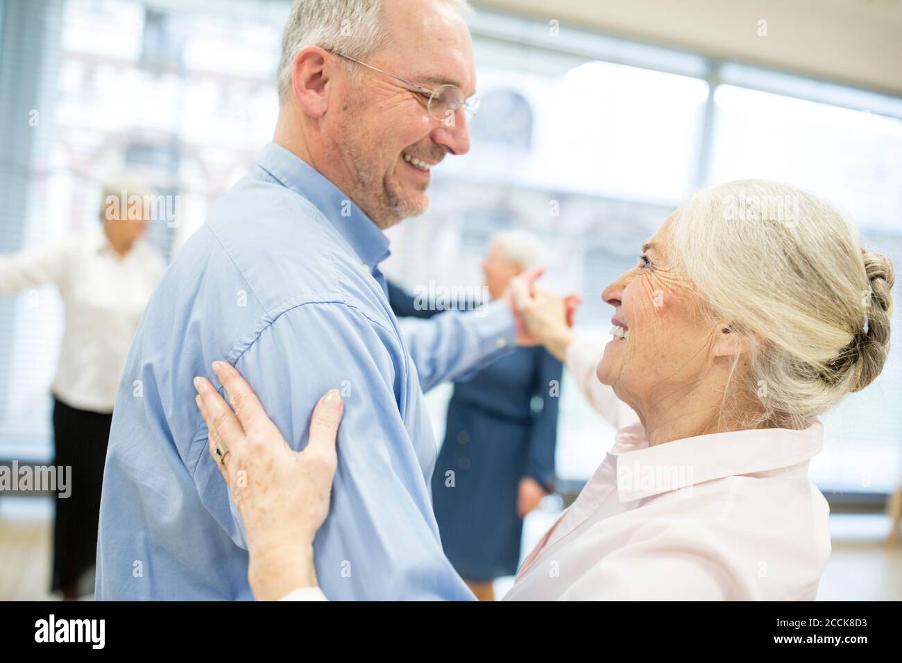 Gruppe von aktiven Senior Teilnahme Tanzkurs in Altersheim Stockfoto