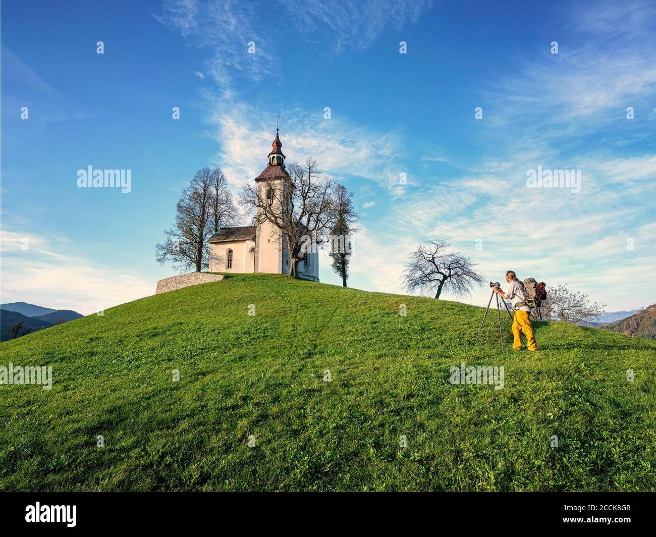 Slowenien, Oberkrain, Gemeinde Skofja Loka, der Mensch fotografiert die St. Thomass Kirche im Herbst Stockfoto