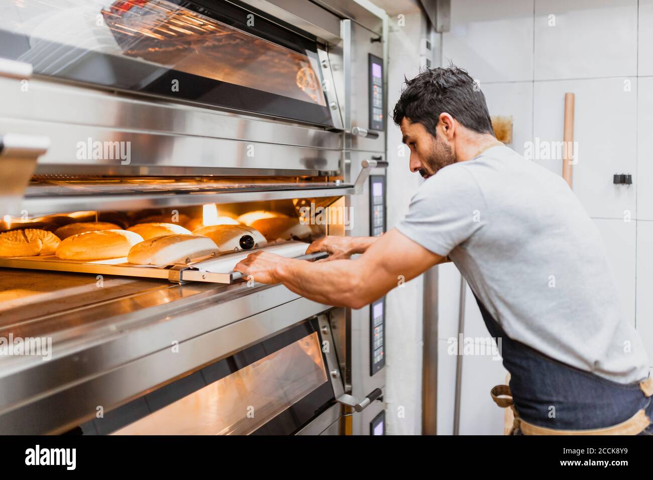 Baker backen Brot in der Bäckerei Stockfoto