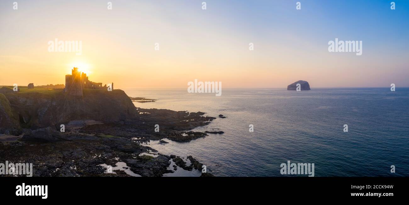 Luftaufnahme der Silhouette Tantallon Castle auf See gegen klaren Himmel bei Sonnenuntergang, East Lothian, Schottland Stockfoto