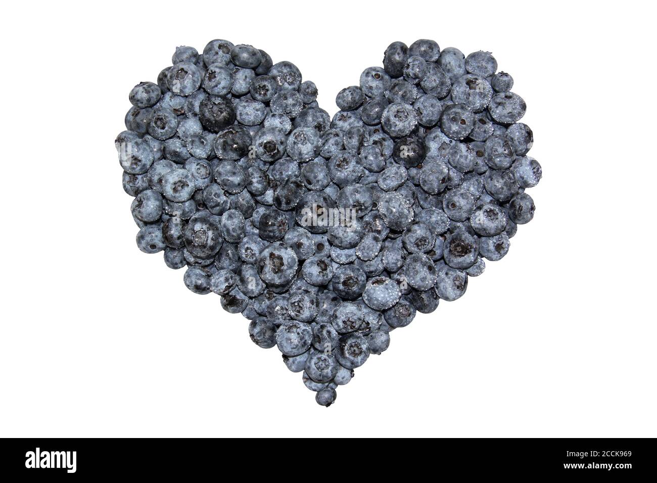 Herz aus reifen blauen Beeren mit Regentropfen. Nasse Beere. Isoliert auf weißem Hintergrund. Concept Love Stockfoto