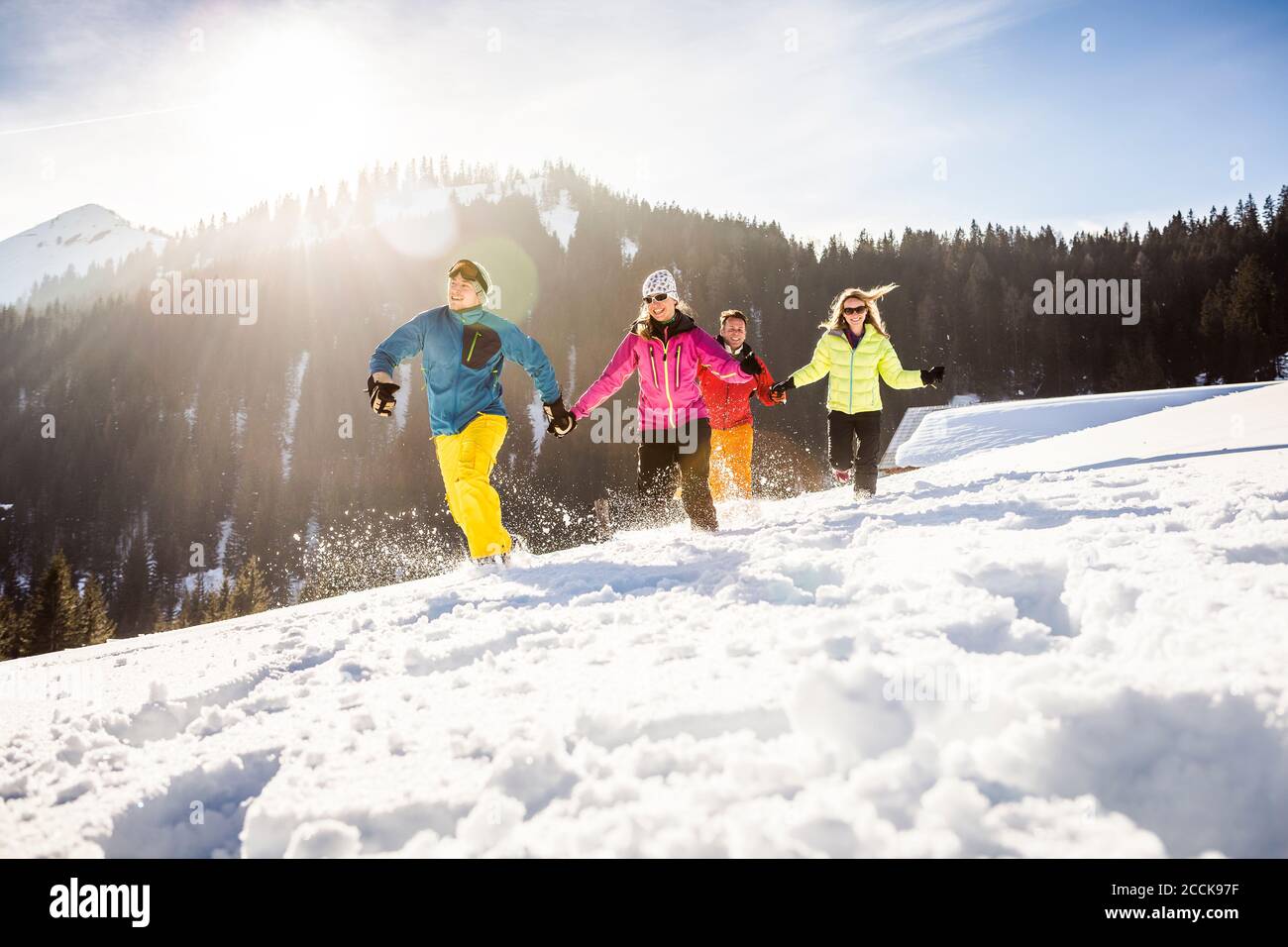 Gruppe unbeschwerter Freunde beim Laufen und Spaß im Schnee, Achenkirch, Österreich Stockfoto