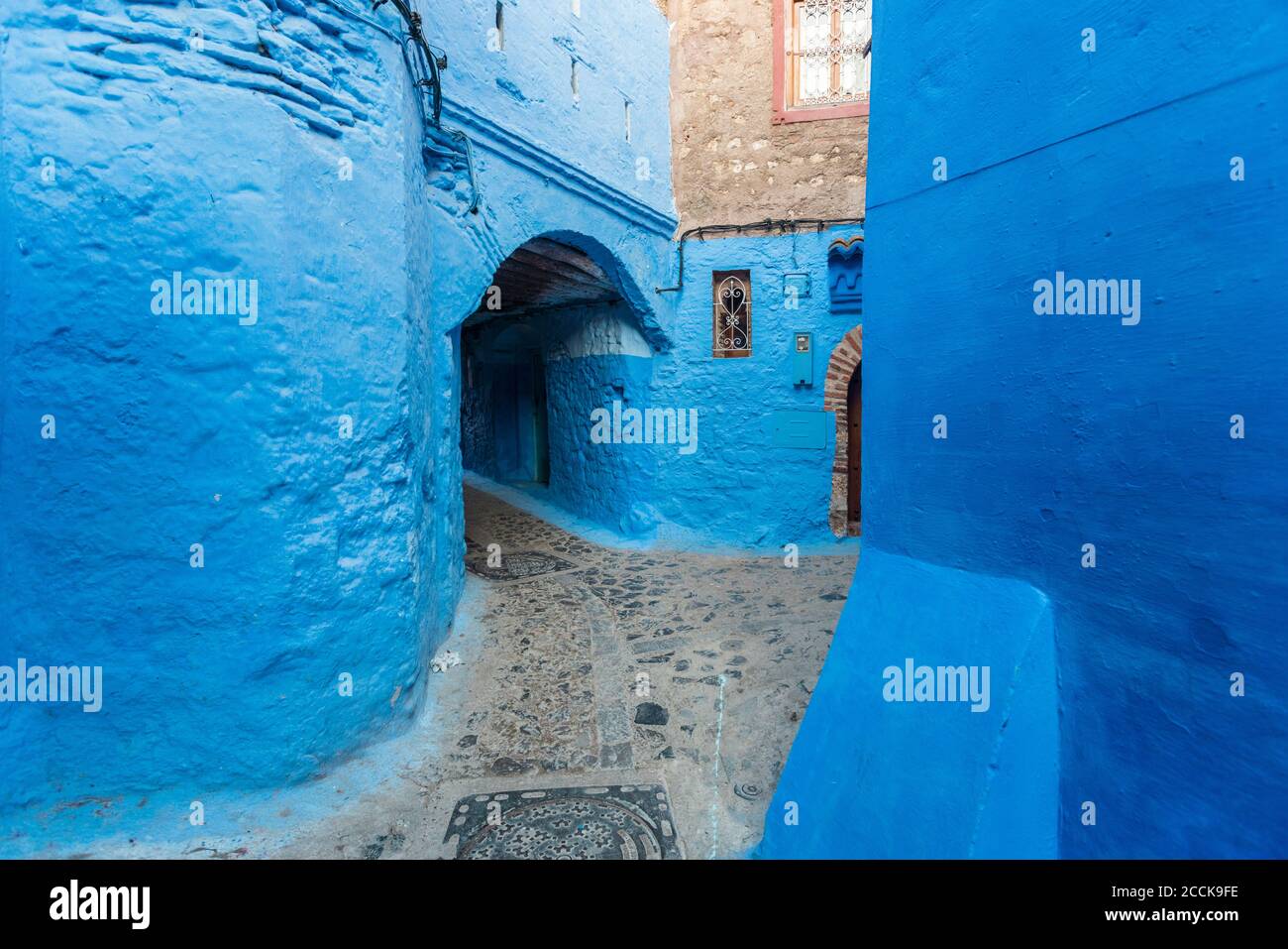 Gasse an blau bemalten Häusern in Chefchaouen, Marokko Stockfoto