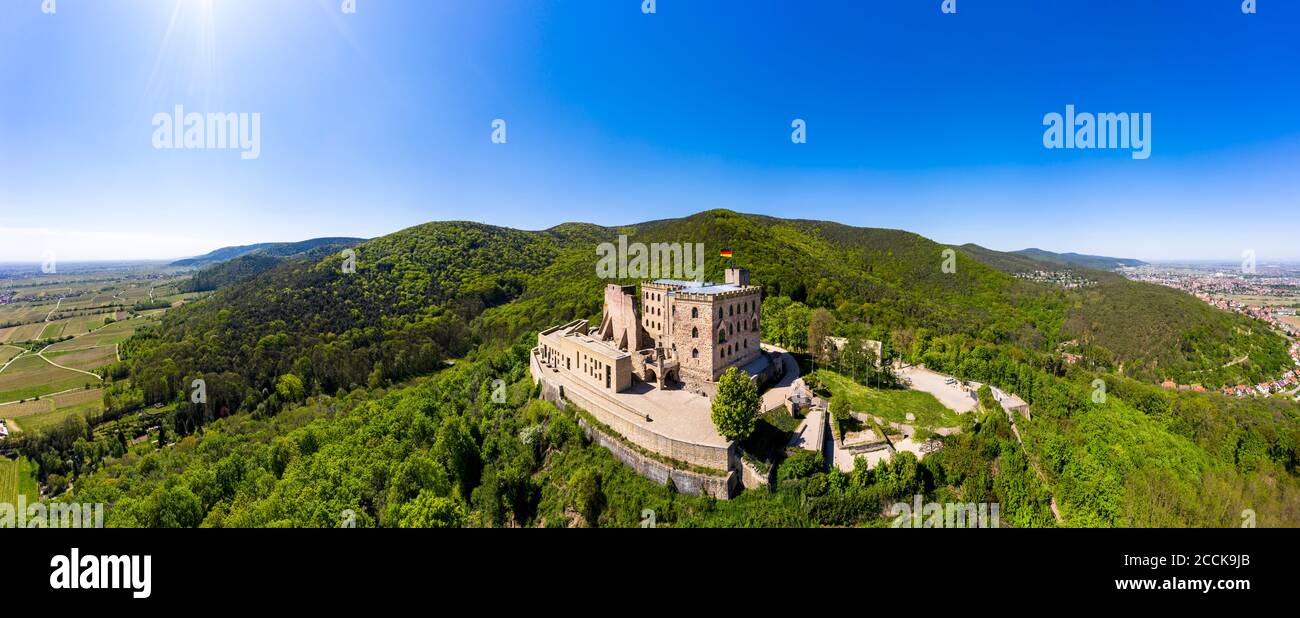 Deutschland, Rheinland-Pfalz, Neustadt an der Weinstraße, Hubschrauberblick auf Schloss Hambach im Sommer Stockfoto
