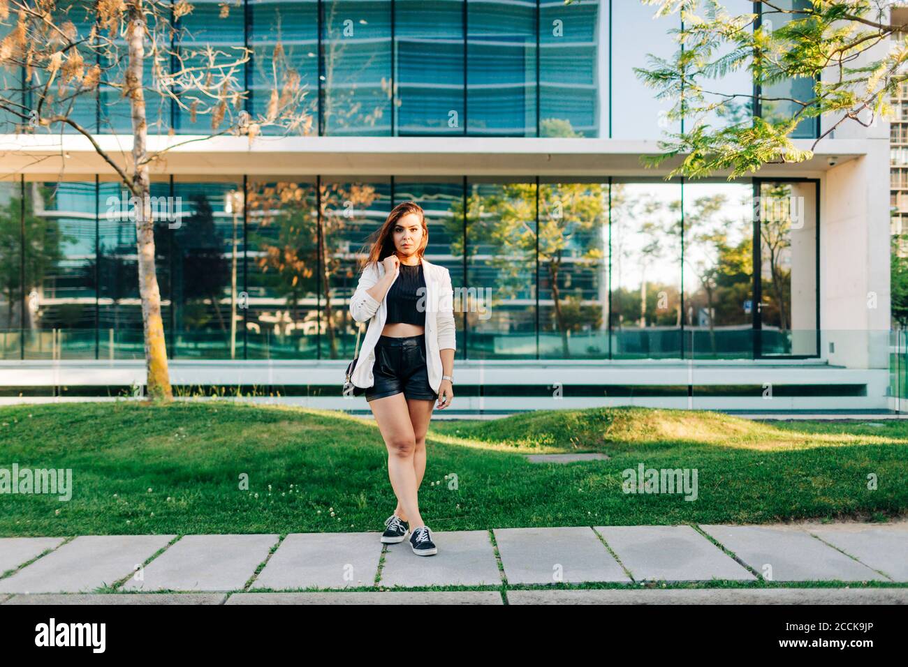 Junge Frau, Blick in die Kamera Stockfoto