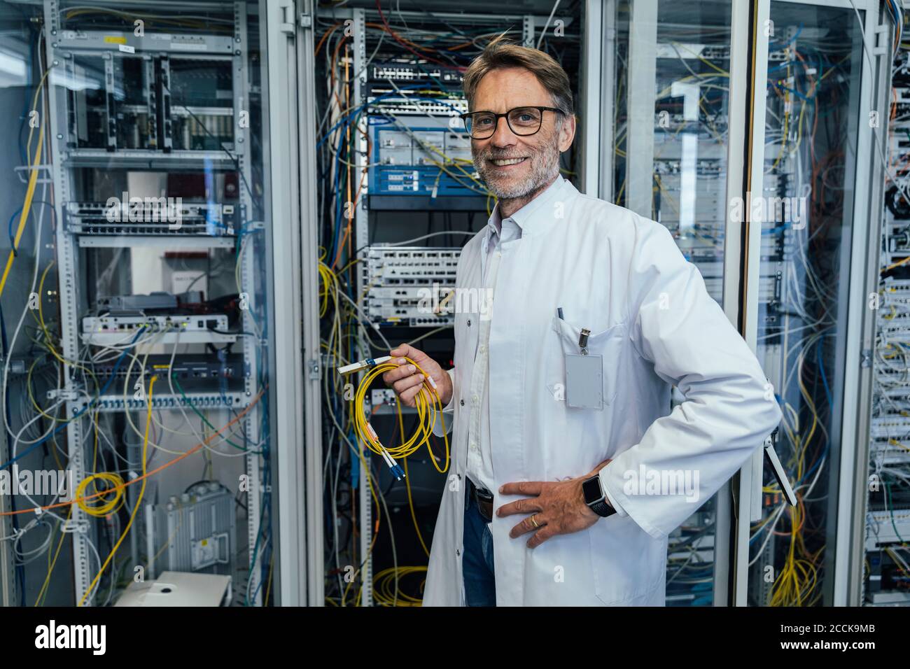 IT-Experte mit Kabelführung im Rechenzentrum Stockfoto