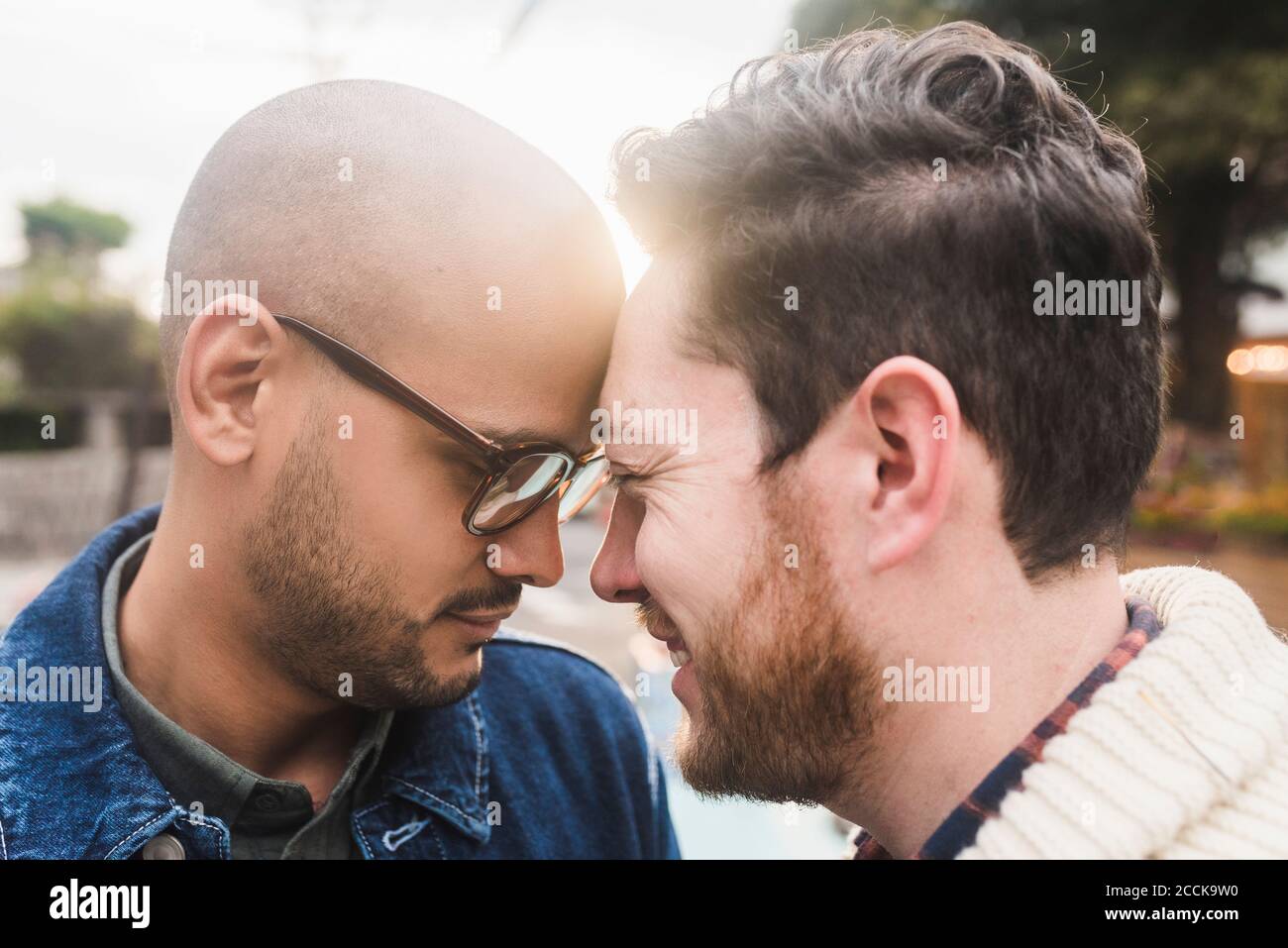 Nahaufnahme von romantischen Homosexuell Paar mit Kopf bis Kopf in parken Stockfoto