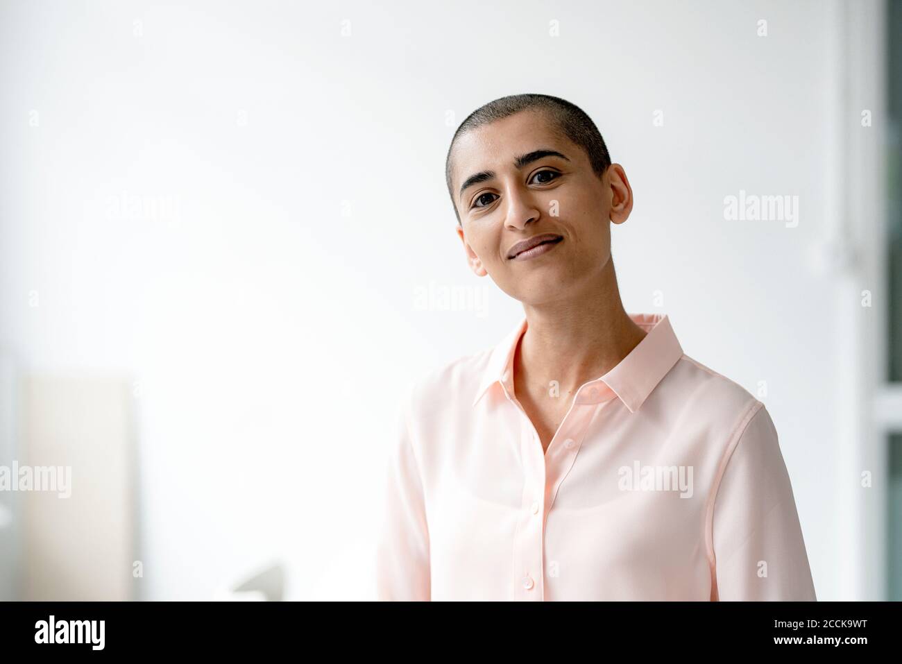 Porträt einer selbstbewussten Frau mit kurzen Haaren Stockfoto