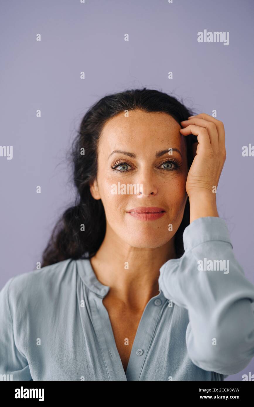 Nahaufnahme der schönen Frau posiert vor lila Hintergrund Stockfoto