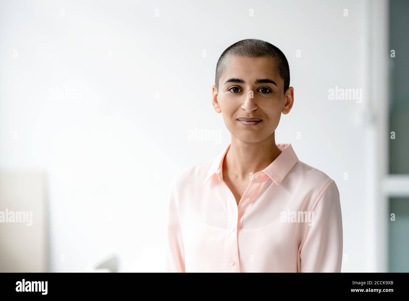Porträt einer selbstbewussten Frau mit kurzen Haaren Stockfoto