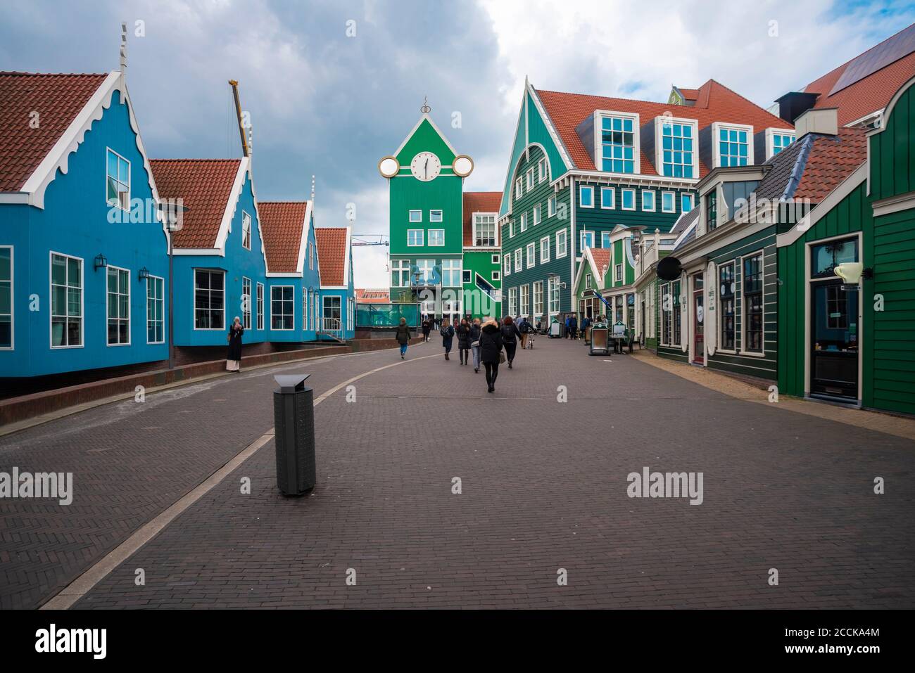 Niederlande, Nordholland, Zaandam, Grüne und blaue Häuser vor dem Bahnhof Stockfoto