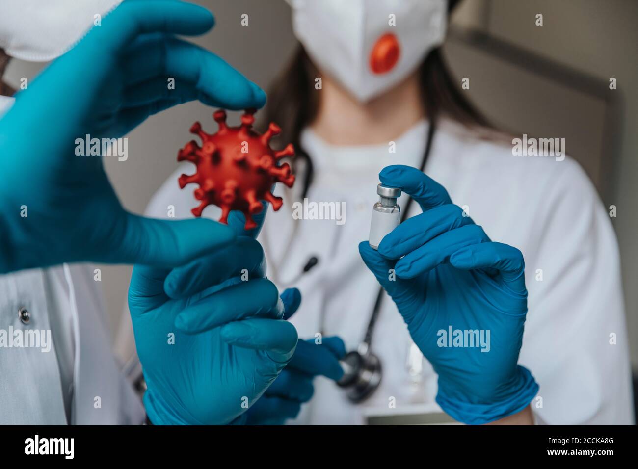 Nahaufnahme von Ärzten mit Impfstoff und biologischem Zellmodell Krankenhaus Stockfoto