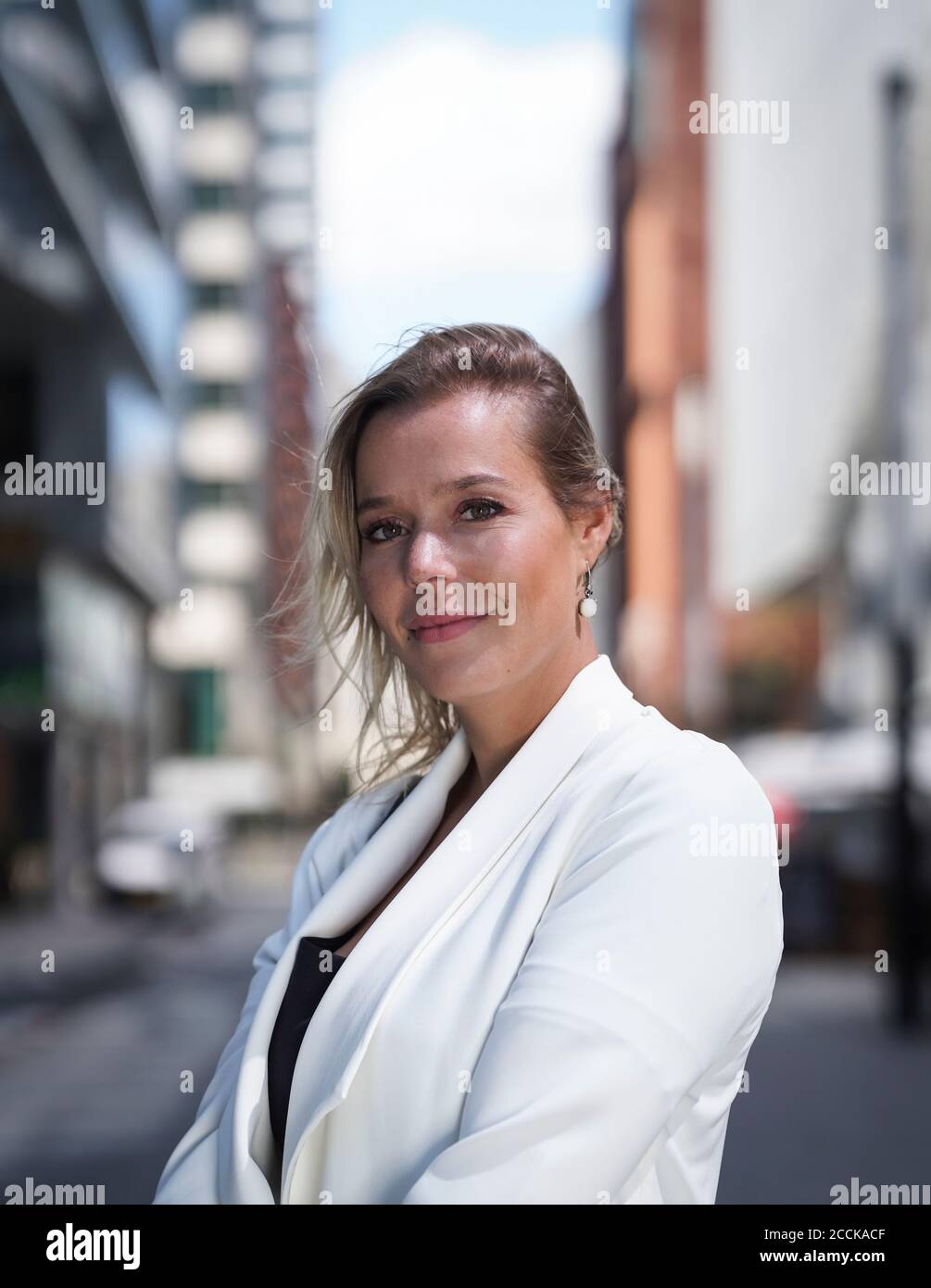 Porträt einer selbstbewussten Geschäftsfrau im Geschäftsviertel der Stadt Stockfoto